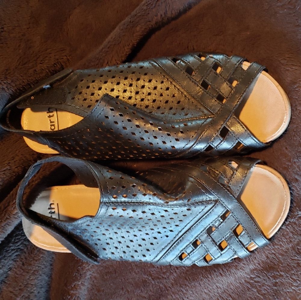 Earth size 10 black wedges